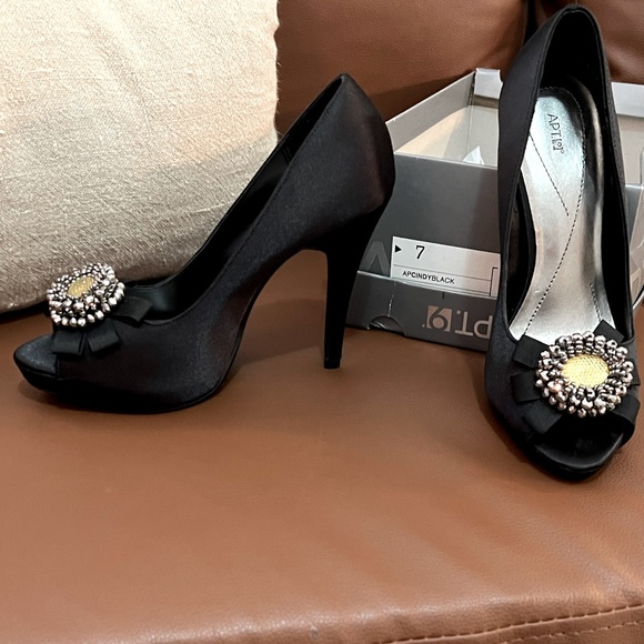 Fabulous Dressy Peep Toe Heels - Picture 2 of 7
